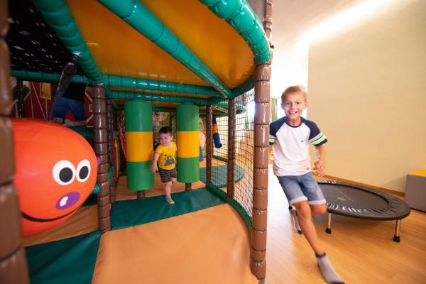Spaß und Abenteuer im großen Kinderspielzimmer